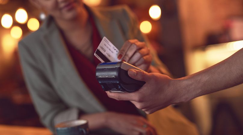 Solicitar tarjeta débito | Banco VisionFund Solicita tu tarjeta de débito Banco VisionFund Ecuador. Compras y retiros sin límites.